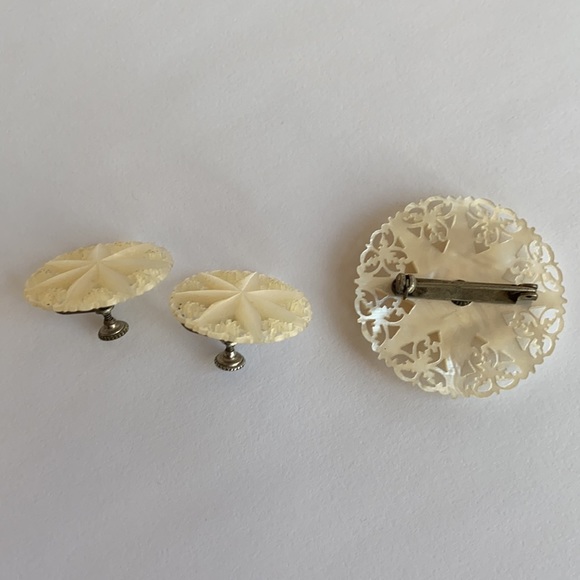 Vintage Carved Mother of Pearl Brooch & Earrings - Picture 14 of 14